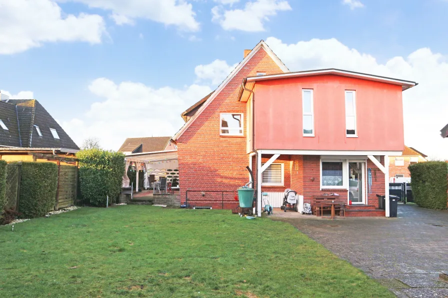 Rückansicht mit überdachter Terrasse