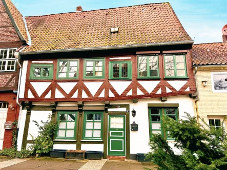  - Haus kaufen in Lüneburg - Traumhaftes Fachwerkhaus mit Wasserlage inmitten Lüneburgs Innenstadt!