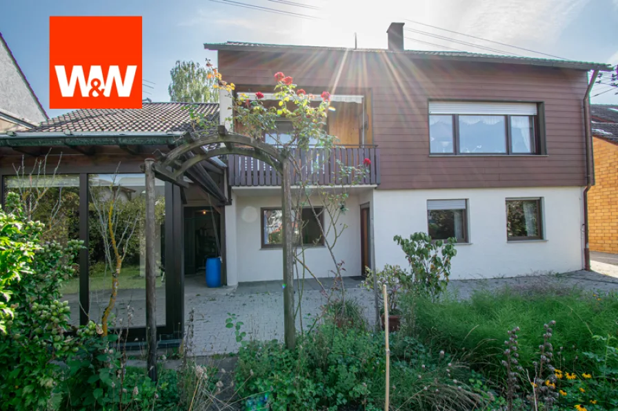 Ansicht hinten - Haus kaufen in Sachsenheim / Hohenhaslach - Gepflegtes Haus mit viel Garten und Nutzfläche in familienfreundlichem Wohngebiet
