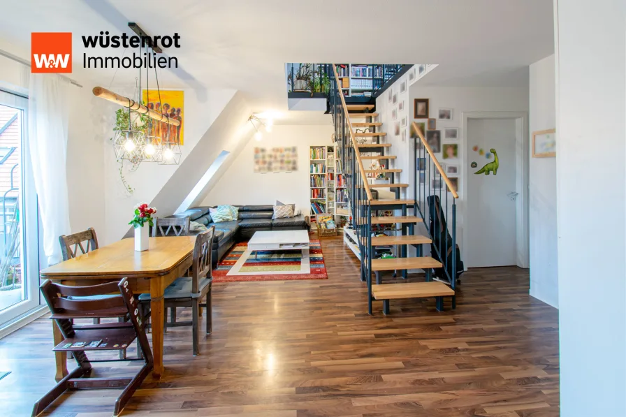 Wohn- und Essbereich - Wohnung kaufen in Bietigheim-Bissingen - 4,5-Zimmer-Dachgeschoss-Maisonettewohnung mit Balkon im alten Stadtteil von Bissingen.