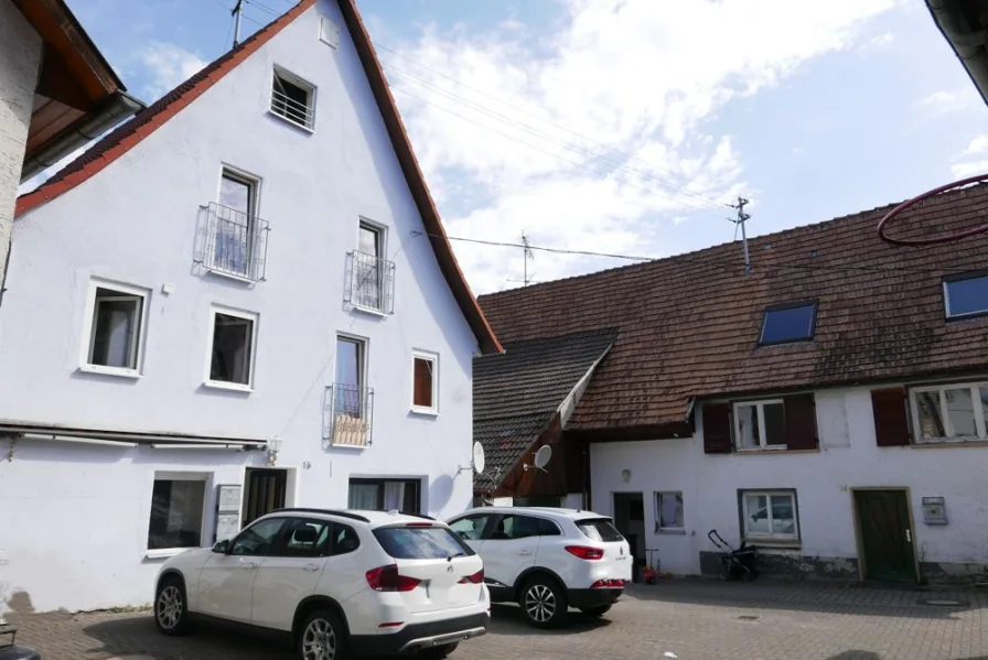 Häuser und Hof - Haus kaufen in Horb am Neckar / Altheim - Zwei gut vermietete Mehrfamilienhäuser und zwei Scheunen in Horb/Altheim im Ensemble zu verkaufen.