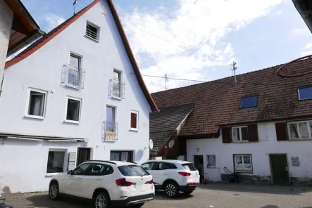 Häuser und Hof - Haus kaufen in Horb am Neckar / Altheim - Zwei Mehrfamilienhäuser und eine Scheune in Horb/Altheim im Ensemble zu verkaufen.