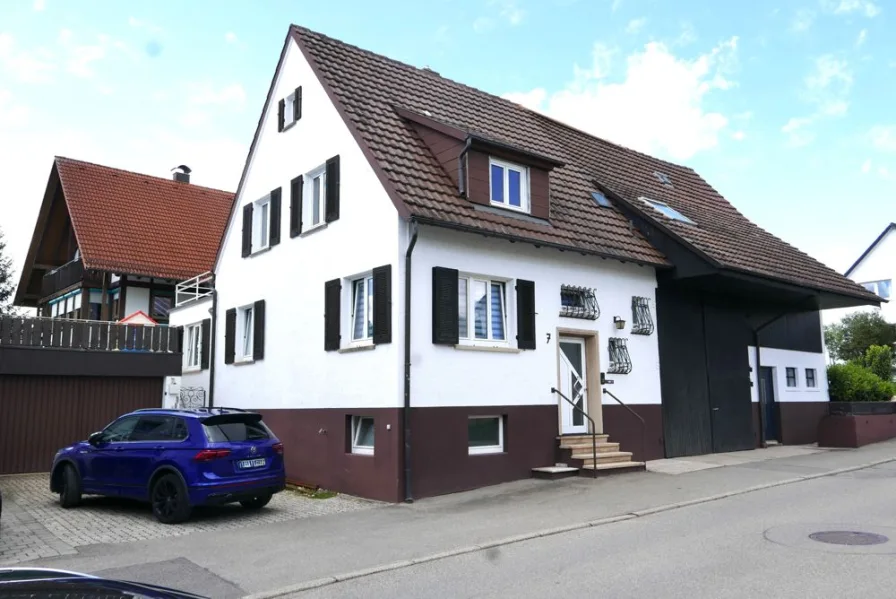 Hausansicht - Haus kaufen in Nufringen - Großes und variables Ein-/Zweifamilienhaus                     mit Wohnmobilgarage in Nufringen!!!