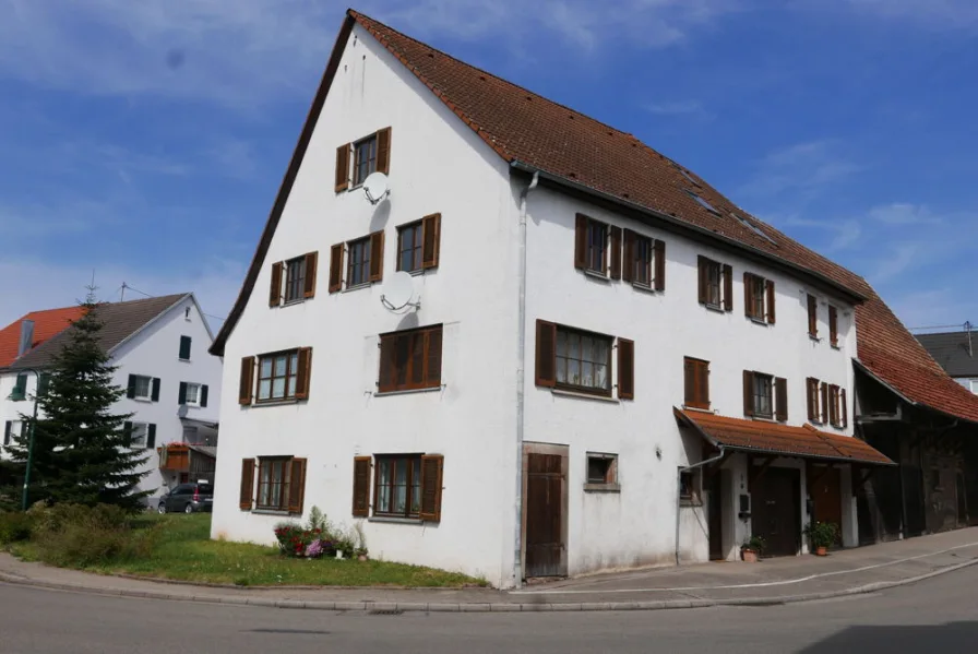 Hausansicht - Haus kaufen in Eutingen im Gäu / Göttelfingen - Sehr geräumiges, gepflegtes und variables Wohnhaus mit drei Wohnungen in Eutingen i.G. / Teilort