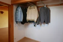 offener Kleiderschrank