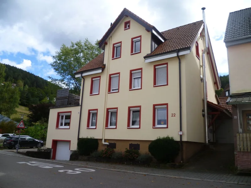  - Haus kaufen in Baiersbronn - Kapitalanlage oder Generationenhaus ?Modernisiertes 3-Familienhaus in Baiersbronn