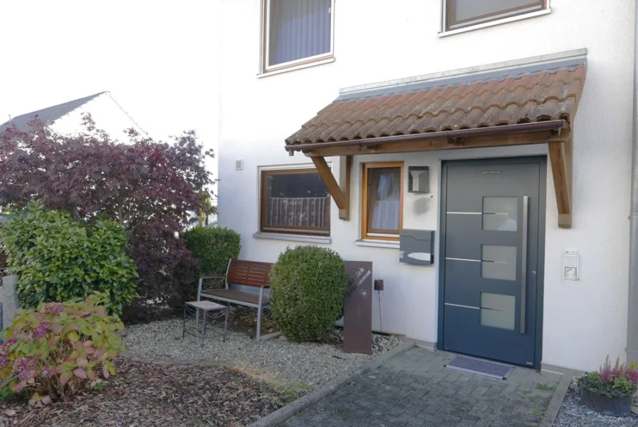 Hauseingang - Haus kaufen in Jettingen / Oberjettingen - Super gepflegtes Reihenendhaus mit neuer Heizung und               neuem Badezimmer in Jettingen!!!