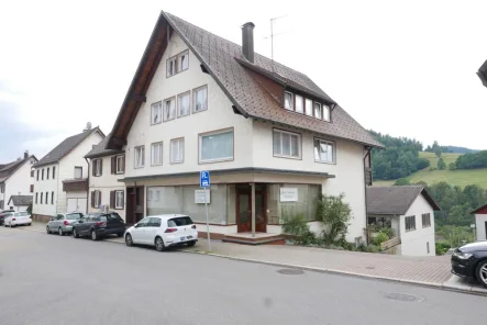 Hausansicht - Zinshaus/Renditeobjekt kaufen in Baiersbronn - Teilweise vermietetes MFH mit bestehender Schreinerei in Baiersbronn,             Grundstück: 1300m²