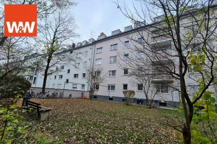 Hausansicht Innenhof - Wohnung kaufen in München - 3 Zimmer Dachgeschosswohnung mit ausbaufähigen Speicher in Schwabing-West