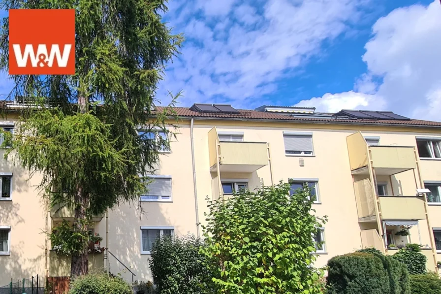 Hausansicht Straßenseite - Wohnung kaufen in München - 2,5 Zimmerwohnung in Allach/Untermenzing