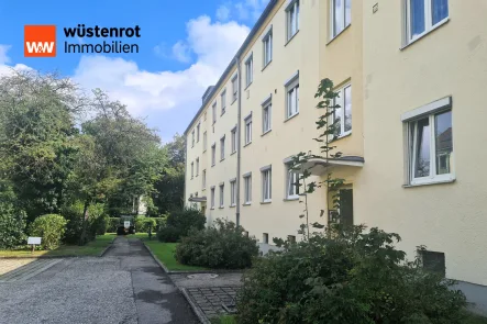 Hausansicht Eingangsbereich - Wohnung kaufen in München - 2,5 Zimmerwohnung in Allach/Untermenzing