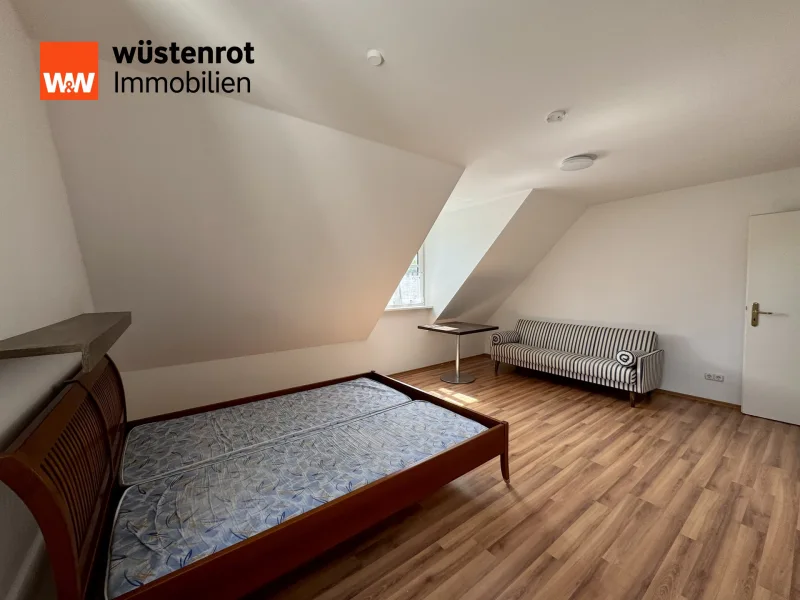 Schlafzimmer Blick Richtung Tür