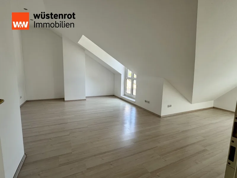 Blick Wohnzimmer Richtung Balkon