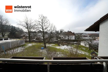 Blick in den Gemeinschaftsgarten - Wohnung kaufen in Glonn - Familienfreundliche Galeriewohnung im Herzen von Glonn