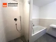 Badezimmer mit Badewanne...