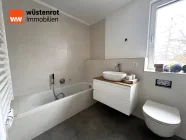 Badezimmer mit Badewanne...