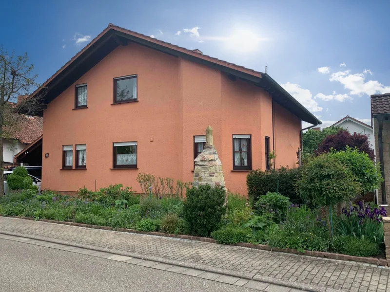 Straßenansicht - Haus kaufen in Östringen - Gepflegtes Einfamilienhaus in ruhiger Lage!