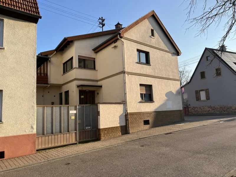 Hausfront - Haus kaufen in Walldorf - Beliebte Lage!  Sanierungsbedürftiges Einfamilienhausauf Eckgrundstück im Zentrum von Walldorf.