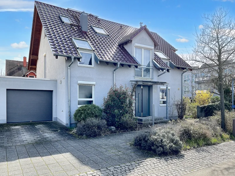 Hausfront mit Garage - Haus kaufen in Viernheim - Ganz viel Platz und Raum! Freistehendes Einfamilienhausauf Eckgrundstück in beliebter Lage!
