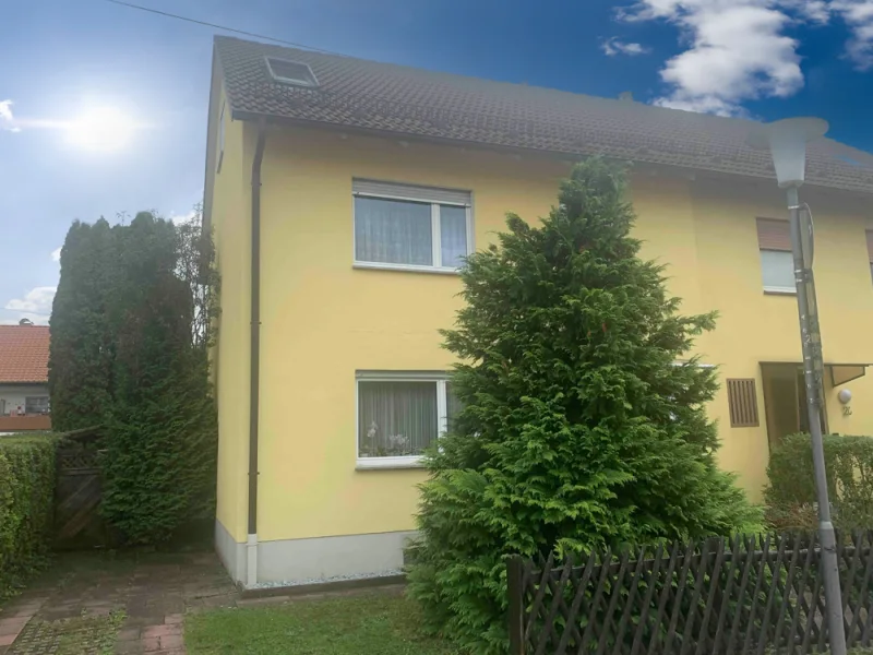 Straßenansicht - Haus kaufen in Eppelheim - Familienfreundliche Doppelhaushälfte mit Potential!