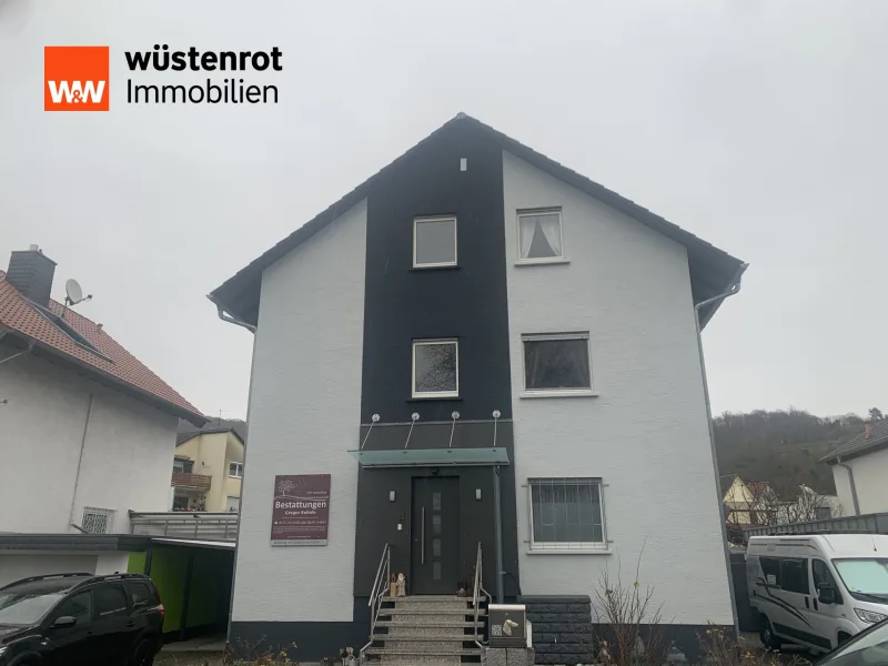 Straßenansicht  - Haus kaufen in Laudenbach - Gepflegtes Dreifamilienhaus in ruhiger Lage!