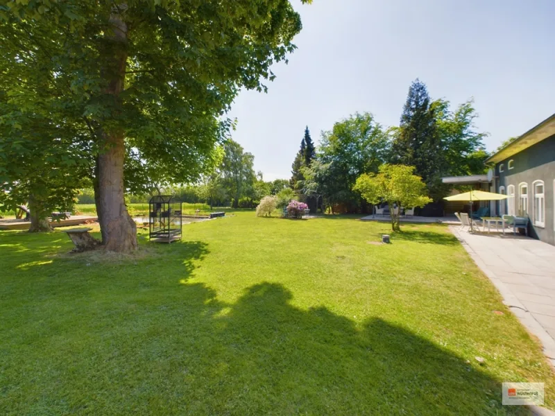 Garten Blick Schwimmteich und Terrasse