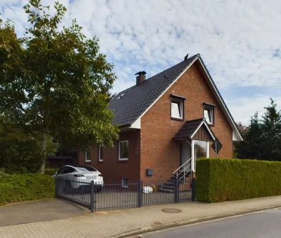 Straßenansicht - Haus kaufen in Wrist - Viel Platz für Familien - Saniertes EFH