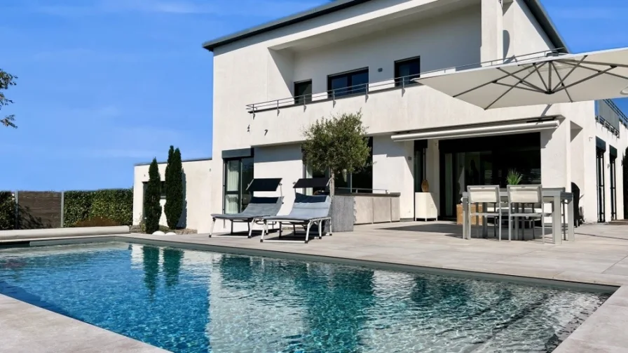 Luxus und Ruhe - Haus kaufen in Aalen - Moderne Architektur trifft höchste Energiestandards - EFH mit Pool, PV-Anlage und Erdwärme