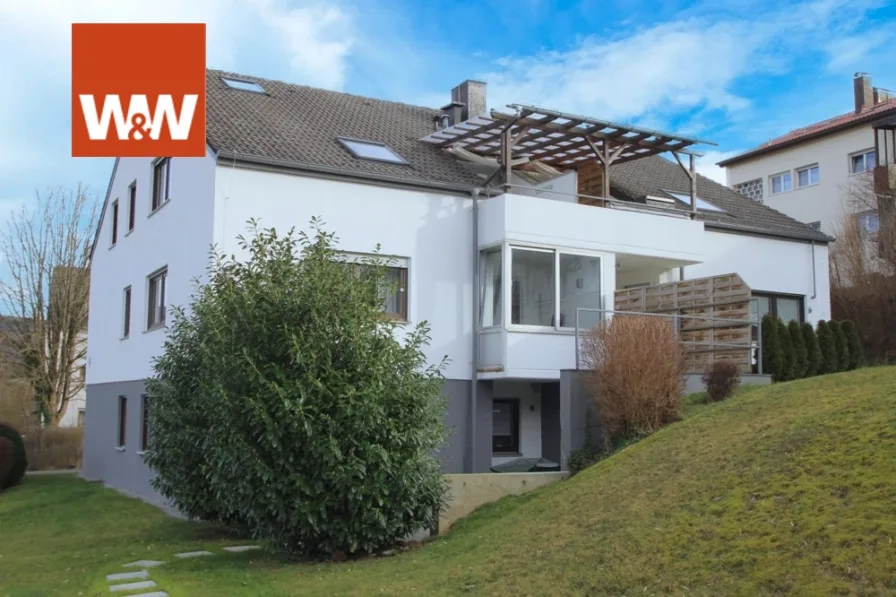Außenansicht - Wohnung kaufen in Aalen - Sofort bezugsfrei! 4,5-Zimmer-Wohnung mit ausgebautem Dachspitz und Garage in Aalen-Triumphstadt