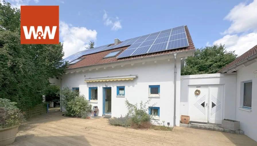 Titelbild - Haus kaufen in Ellwangen (Jagst) / Pfahlheim - Lichtdurchflutetes Einfamilienhaus mit separatem Praxisgebäude in Ellwangen/Jagst