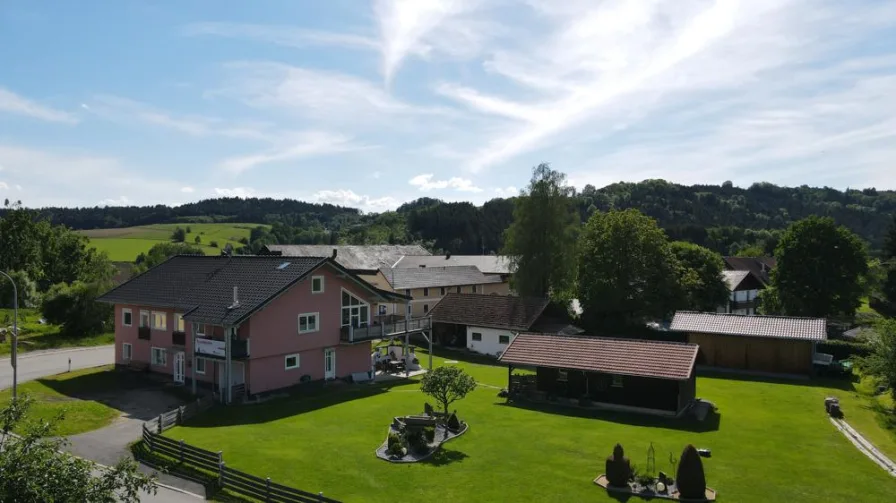  - Haus kaufen in Perlesreut - Gemütliches, teilsaniertes Zweifamilienhaus mit Traumgarten - BAULAND oder einfach VIEL PLATZ