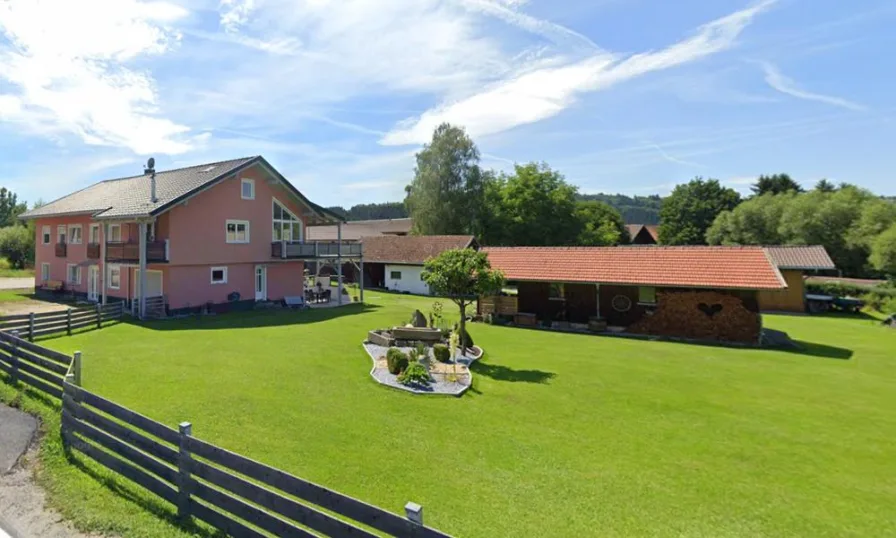 Quelle: Google Street View - Haus kaufen in Perlesreut - Gemütliches Zweifamilienhaus mit Traumgarten - BAULAND oder einfach VIEL PLATZ
