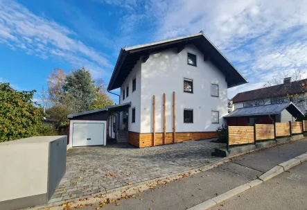 Ansicht Zufahrt - Haus kaufen in Waldkirchen - Tolle DHH in perfektem Zustand und vielen Vorzügen im Herzen von Waldkirchen - richtig gut leben!