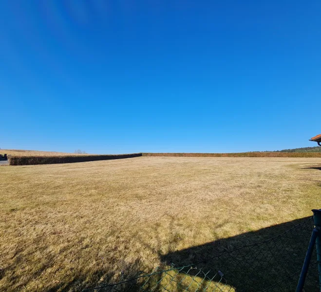 Blick über den Gartenzaun hinten