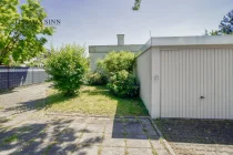 Eingangsseite mit weiterer Garage