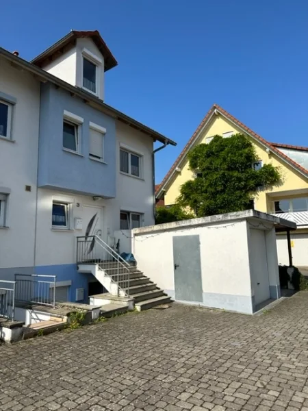 Nordseite Eingang - Haus kaufen in Freiburg im Breisgau / Sankt Georgen - Im Herzen von Sankt Georgen, ein Zuhause für die Familie mit idyllischen Garten, energetisch top!