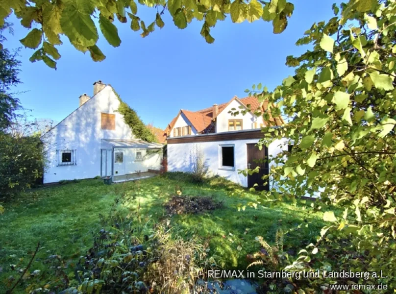 Blick vom Garten auf Haus und Garage