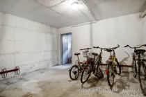 Zusätzliche zu den oberirdischen Fahrradabstellplätzen (überdacht): Raum im Keller für Fahrräder