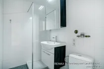 Modernes Bad mit fast bodentiefer Dusche