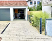 Stellplatz und Garage mit Staurraum im Dach