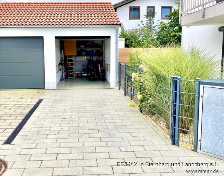 Stellplatz und Garage mit Staurraum im Dach