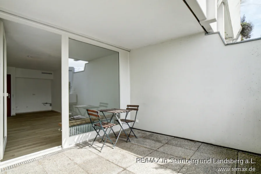 Großer Balkon - REMAX PSc-1084 1 Zi ETW OLYPARK