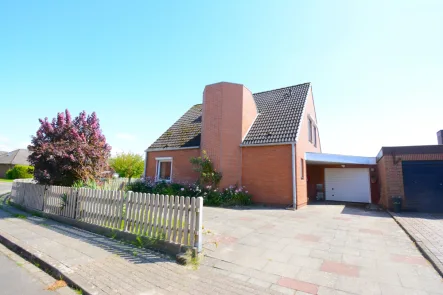 Straßenansicht   - Haus kaufen in Neufeld - Einfamilienhaus mit Bauplatz in guter Wohnlage von Neufeld