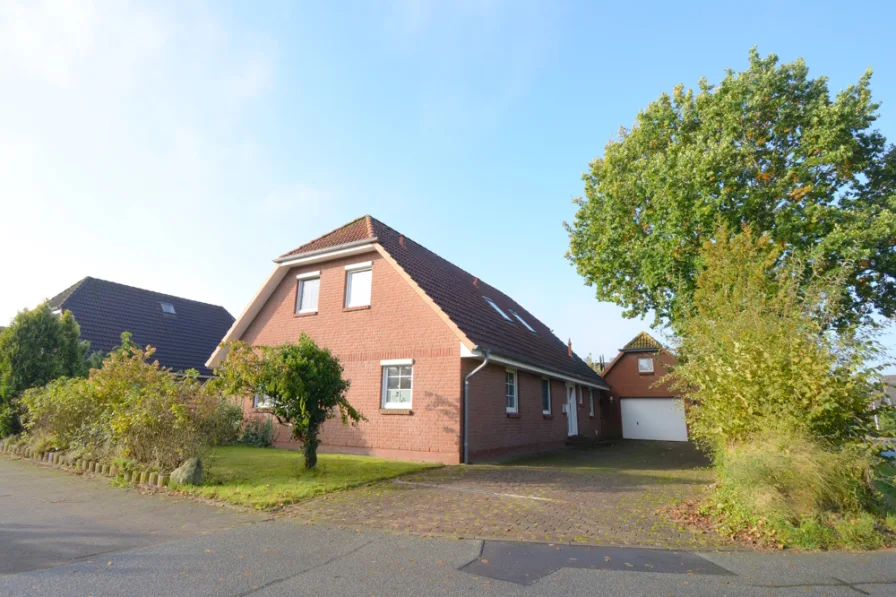 Außenansicht - Haus kaufen in Hemmingstedt - Großes Einfamilienhaus mit PV Anlage in guter Wohnlage