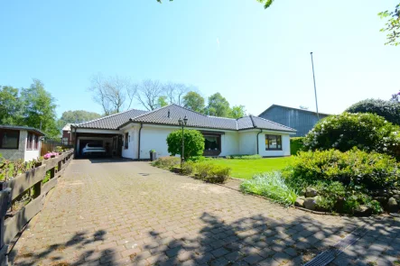 Außenansicht  - Haus kaufen in Weddingstedt - Großzügiger Winkelbungalow in ruhiger Wohnlage mit Ausbaureserve und gepflegtem Garten