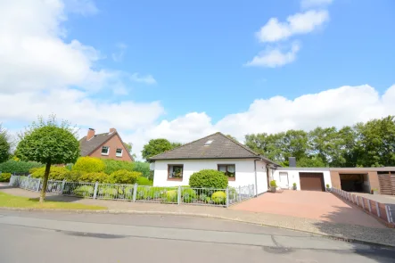 Außenansicht - Haus kaufen in Weddingstedt - Gepflegter Bungalow mit schönem Wintergarten in Sackgassenlage in Weddingstedt