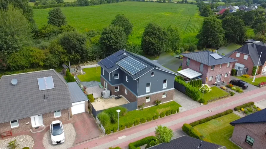 Luftbild - Haus kaufen in Nordhastedt - Energieeffizientes Einfamilienhaus mit gehobener Ausstattung in ruhiger Wohnlage in Nordhastedt