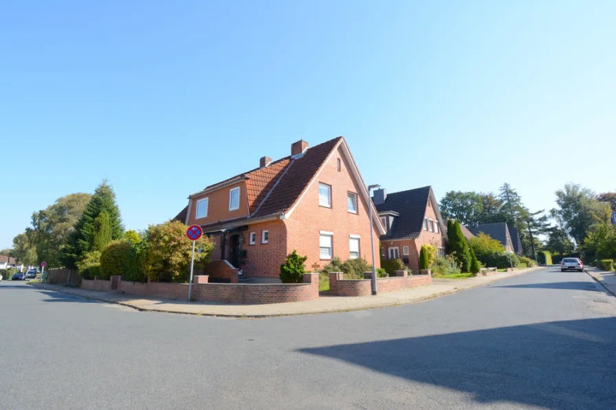 Außenansicht   - Haus kaufen in Heide - Vielseitiges Einfamilienhaus mit Einliegerwohnung und großem Garten nahe dem Westküstenklinikum