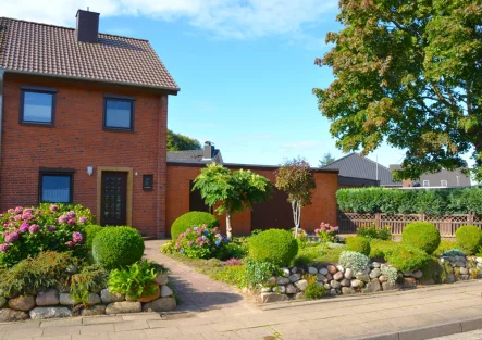 Außenansicht - Haus kaufen in Heide - Gepflegtes Reihenendhaus mit Garage in bevorzugter Lage von Heide