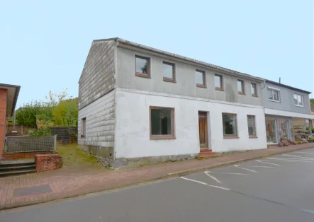 Außenansicht - Haus kaufen in Albersdorf - Zentrale Doppelhaushälfte in Albersdorf - teilbar in zwei Wohneinheiten und perfekt für Handwerker